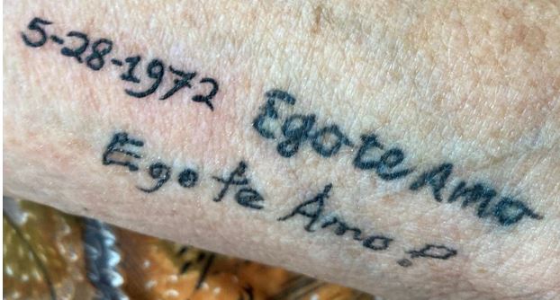 tattoo that says ego te amo on older skin